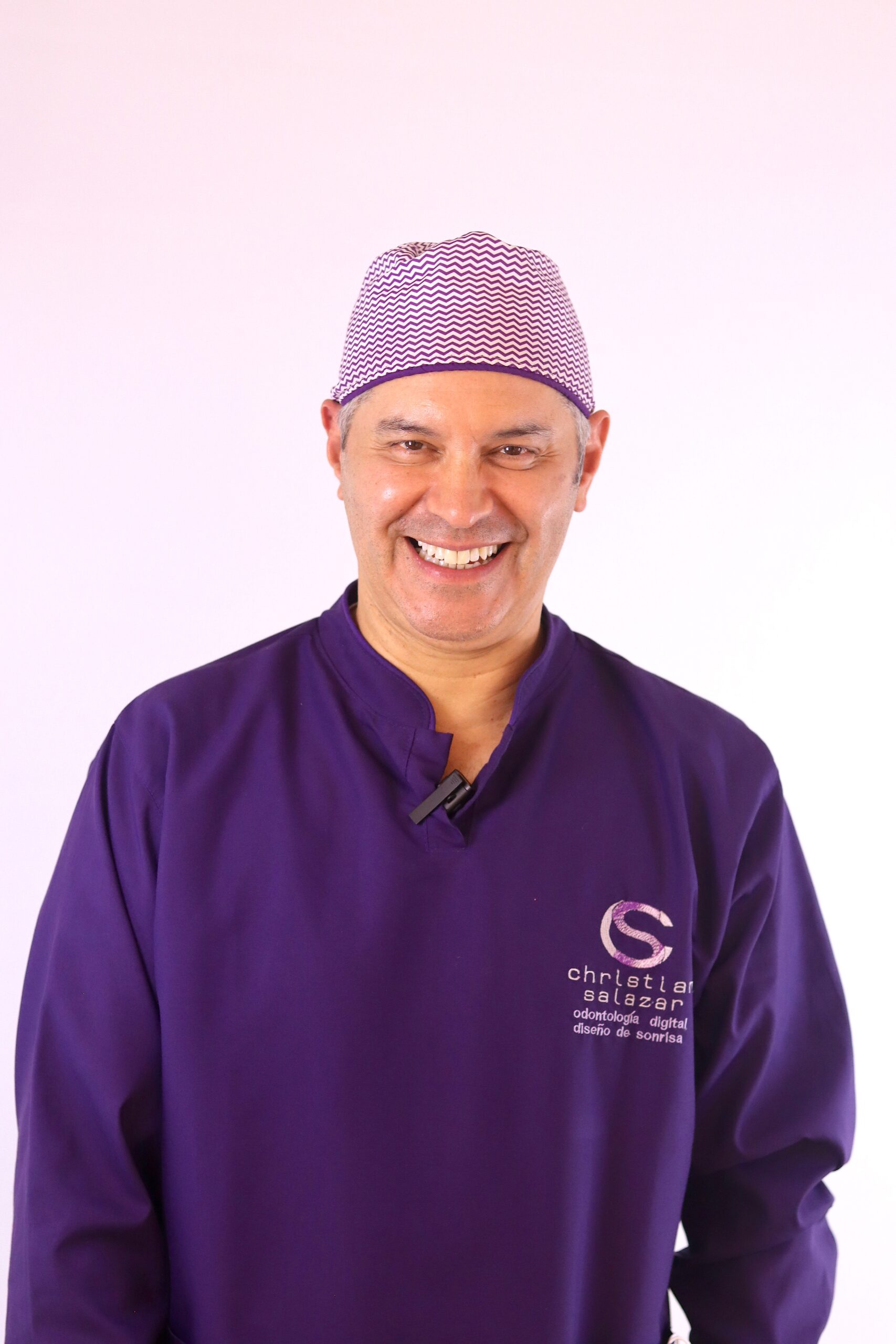 Dr. Christian Salazar, odontólogo especialista en diseño de sonrisa y odontología digital en Bogotá