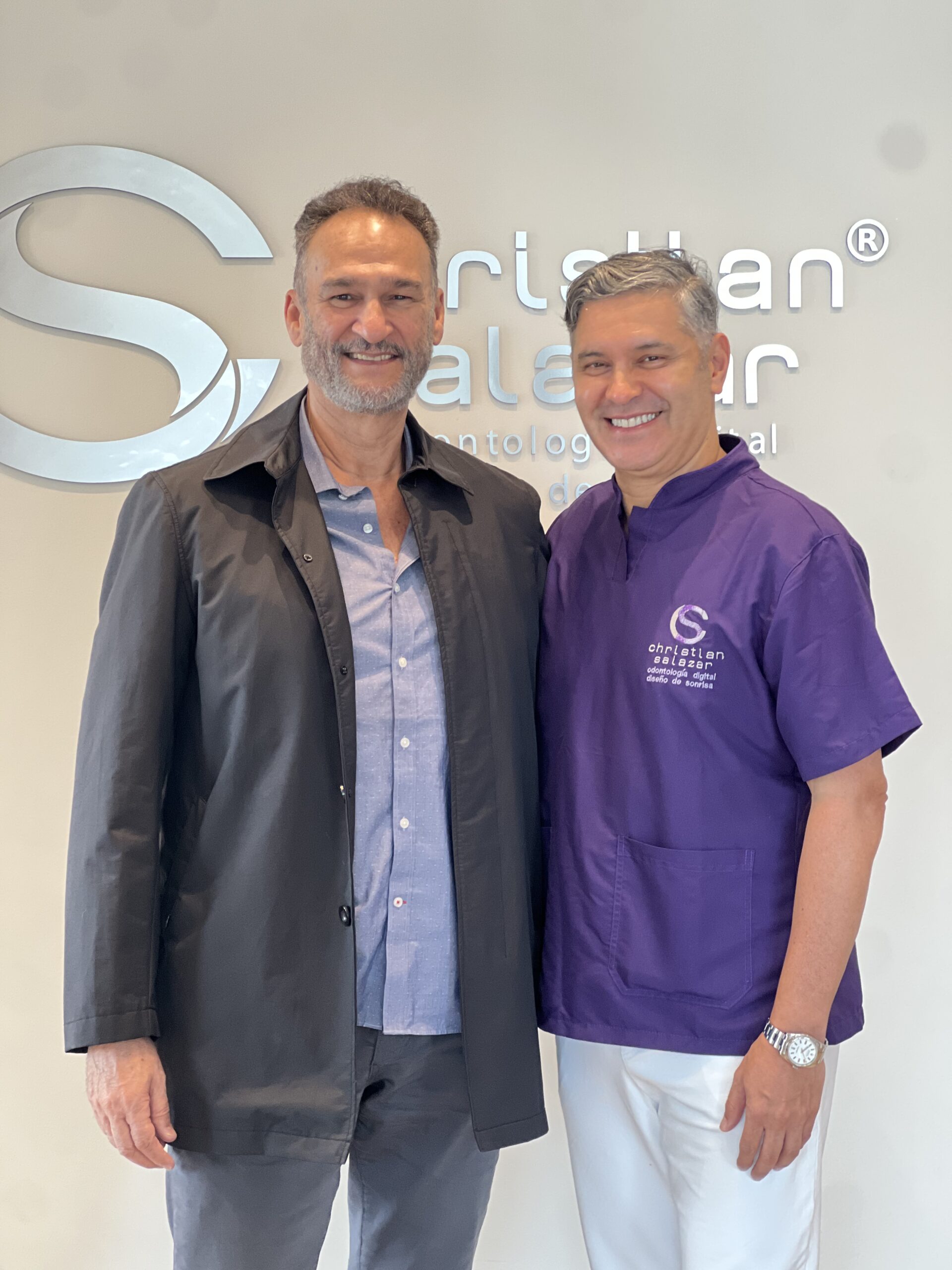 Sonrisa reconocida en medios — paciente de Christian Salazar Odontología Digital