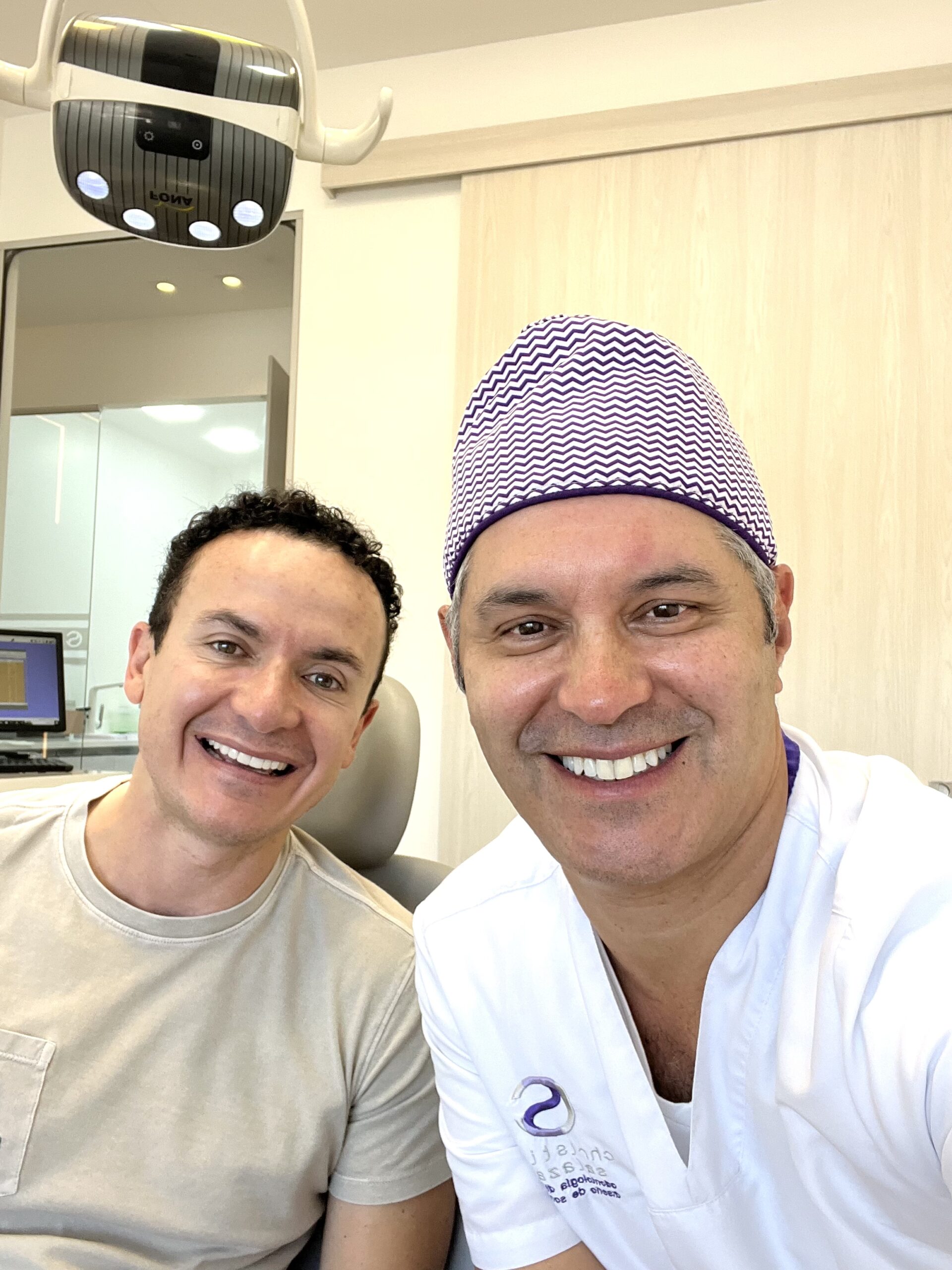 Sonrisa reconocida en medios — paciente de Christian Salazar Odontología Digital